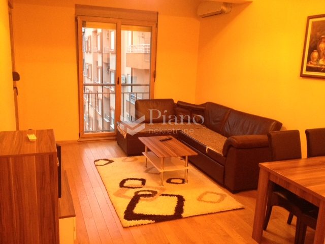 Jednosoban namješten stan, Delta 